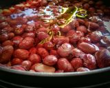 Foto del paso 1 de la receta: Chorizos españoles bañados en mar de frijol cargamanto rojo