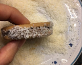 Foto del paso 4 de la receta: Galletas rellenas de dulce de leche y rebozado de coco 🥥😋