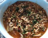 Foto del paso 2 de la receta: Frijolitos blancos con patitas y orejas de cerdo