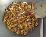 Foto langkah ke 3 dari resep Tumis kerang.