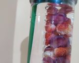 Foto langkah ke 4 dari resep Infused Water Strawberry Grape.