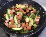 Une image de l'étape 13 de Saucisses fumées aux poivrons verts, tomates séchées et courgette.