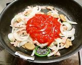 A picture of step 4 of Showa-era Retro Style - Old Fashioned Pasta Napolitan.