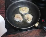Foto del paso 1 de la receta: Rodajas de merluza asadas con ensalada