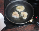 Foto del paso 1 de la receta: Rodajas de merluza asadas con ensalada