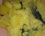 Foto langkah ke 2 dari resep Stik Kentang campur Bayam.