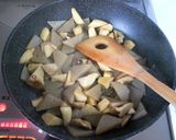 A picture of step 4 of King Oyster Mushroom and Konnyaku Spicy Stir-Fry.