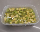 Foto del paso 14 de la receta: Cubos de aguacate con pepino y lima, huevas y hojita albahaca