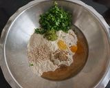 કોથમીર મરચા બિસ્કિટ ભાખરી (Biscuit bhakhri recipe in Gujarati) રેસીપી સ્ટેપ1ફોટો