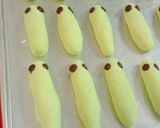 Foto langkah ke 3 dari resep Caterpillars Pandan Cookies.