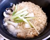 Hình bước làm 2 của món Mì Cay Trộn Nấm Mỡ