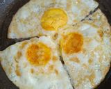 Foto langkah ke 2 dari resep Telur Ceplok Masak Kecap.