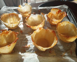 Foto del paso 4 de la receta: Cestas de masa brisa rellenas de gambas y setas
