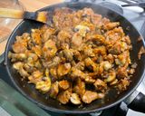Une image de l'étape 20 de Poulet caramélisé au gingembre, champignons et carottes.