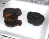 Foto del paso 1 de la receta: Ciruelas envueltas en panceta rellenas