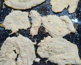Foto del paso 3 de la receta: Milanesas de pollo (al horno) y ensalada crocante