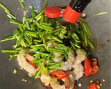 Foto langkah ke 2 dari resep Tumis Udang Daun Bawang.