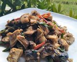 Foto langkah ke 4 dari resep Tumis Ikan Tongkol Asap Cabe Hijau.