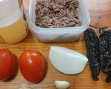 Foto del paso 1 de la receta: Carne de res en salsa de chile pasilla
