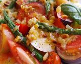 Foto del paso 16 de la receta: Ensalada de tomates, espárragos y mozzarella con vinagreta de piñones, cebolla pochada y mostaza