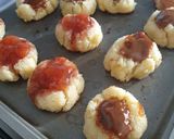 Foto del paso 3 de la receta: 🍪🥥🍓Pepas de coco con dulce de leche y dulce de frutilla en la flip