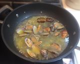 A picture of step 11 of Soup-Style Clam Vongole.