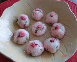 A picture of step 4 of Sakura Rice Balls - Great for Cherry Blossom Viewing.