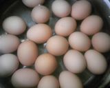 A picture of step 4 of Secret Technique to Peeling Boiled Eggs.