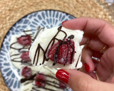 Foto del paso 3 de la receta: Tableta de yogur con frambuesas y chocolate