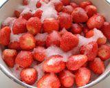 A picture of step 5 of Sparkling Strawberry Confiture.
