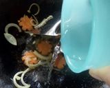 Foto langkah ke 3 dari resep Cumi Wortel Masak Saus Tiram.