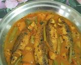 A picture of step 7 of Parshe Fish curry.