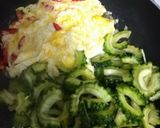 รูปขั้นตอนการทำที่ 4 ของ มะระขี้นกยักษ์ผัดไข่