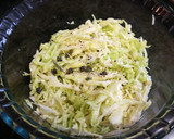 Foto del paso 3 de la receta: Hamburguesa al curry con ensalada de repollo y semillas al tomillo