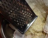 A picture of step 2 of Grüne Kartoffelklöße: German Potato Dumplings (using raw and cooked potatoes).