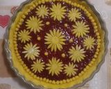 Foto del passaggio 8 della ricetta Crostata fiorita con la mia marmellata di ciliegie fatta in casa