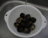 A picture of step 2 of Clear Clam Soup.