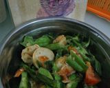 Foto langkah ke 5 dari resep Kecipir tumis terasi extra bakso ikan.