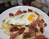 Foto del paso 4 de la receta: Patatas con chorizo, jamón y huevo