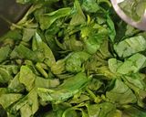 Hình bước làm 3 của món Canh bầu, rau mồng tơi nấu hến