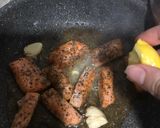 Foto langkah ke 4 dari resep Pan Seared Salmon, Sourdough Bread & Green Salad.