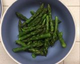 Foto del passaggio 3 della ricetta Penne di farro con pesto di pistacchi, asparagi e salmone affumicato