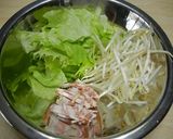 A picture of step 1 of Bean Sprout and Lettuce Soup.