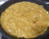Foto del paso 5 de la receta: Tortilla de patata, calabacín y puerro, abrazada por setas