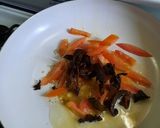 Foto del paso 4 de la receta: Fideos, hongos de pino, tomate y algo más