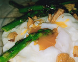 Foto del paso 5 de la receta: Huevos fritos, ajos y yemas de espárragos