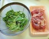 A picture of step 1 of Sukiyaki-Style Stewed Mizuna Greens and Chicken.