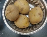 उकडलेल्या बटाट्याची  किंवा सोल्या बटाट्याची भाजी (ukadlelya batatchyachi bhaji recipe in marathi) रेसिपी स्टेप 1 फोटो 