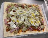 Une image de l'étape 12 de Pizza jambon tomate artichaut champignons emmental et mozzarella.