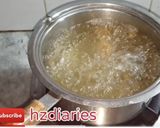 A picture of step 2 of Punjabi suji halwa.